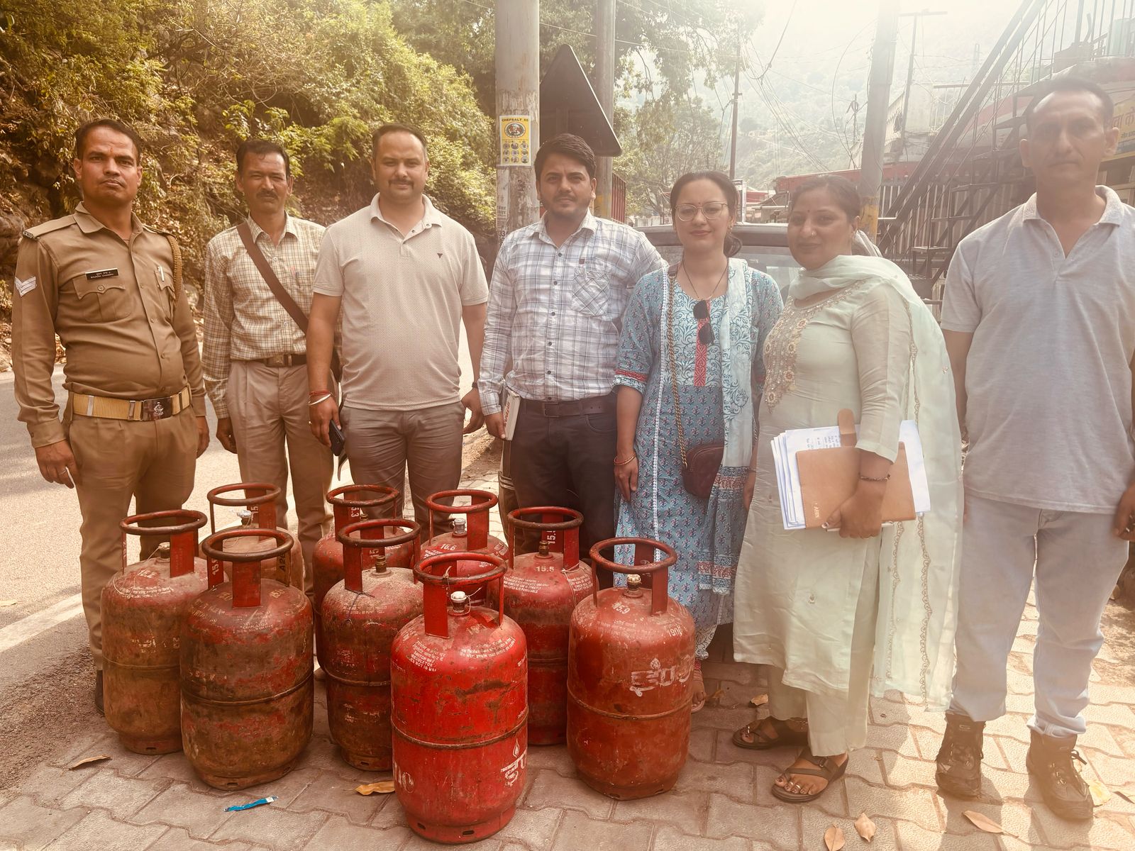 नैनीताल: राशनकार्ड जांच शुरू, सिलेंडरों की कालाबाजारी का भंडाफोड़