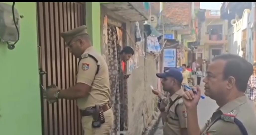 हल्द्वानी वनभूलपुरा में वैरिफिकेशन के दौरान चौंकाने वाला मामला: बाहर से तालाबंद मकान में भीतर मिले लोग, चाबी भी थी अंदर