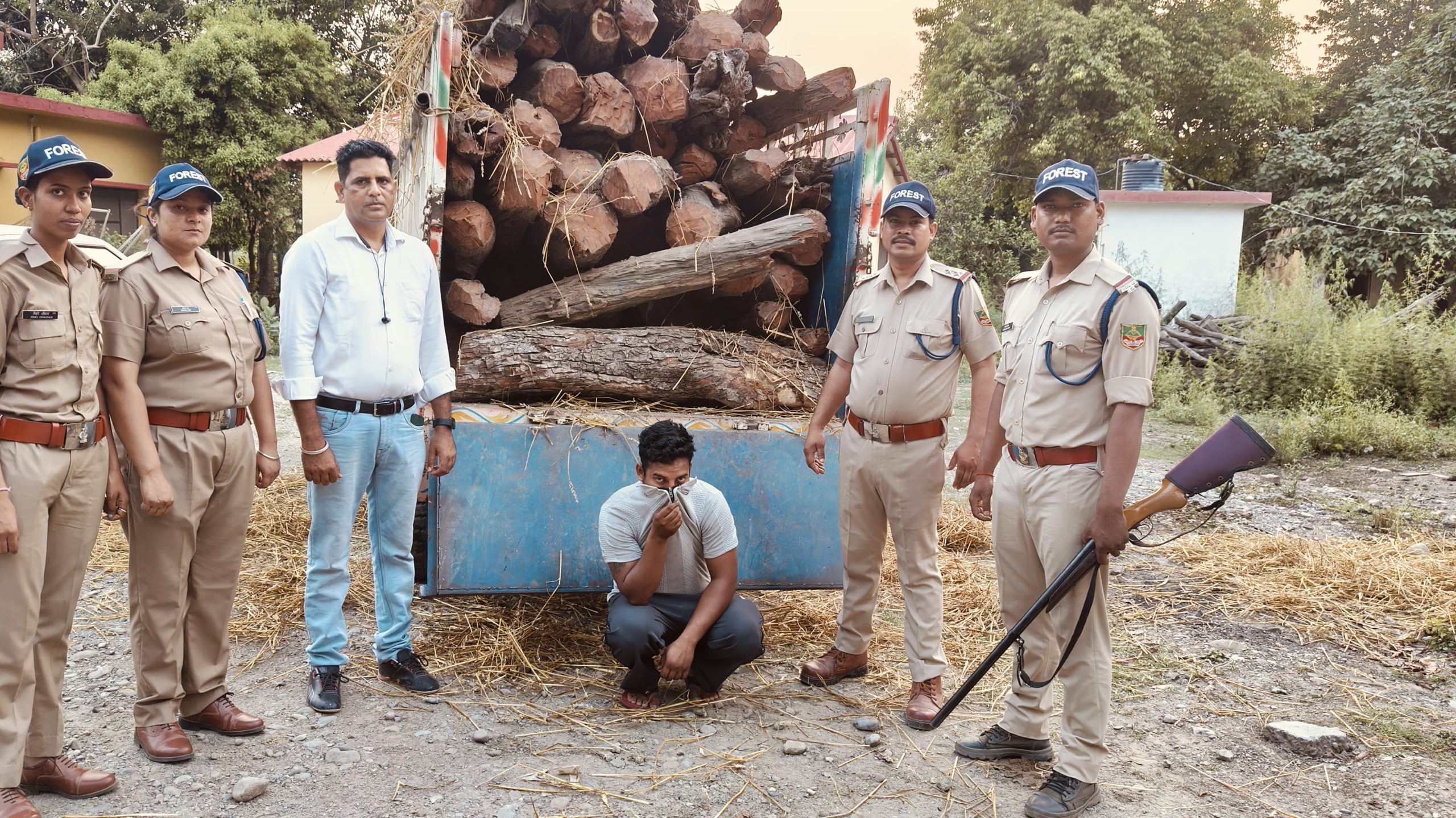 वन विभाग की संयुक्त टीम की बड़ी कार्रवाई, 2.5 लाख की लकड़ी बरामद