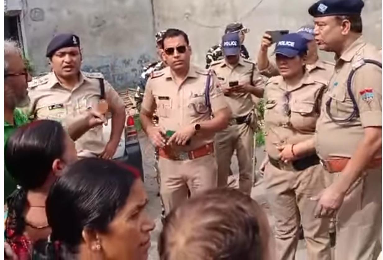 उत्तराखंड में जनसंपर्क बना अपराध? — बागजाला गांव में किसान नेताओं को पुलिस ने रोका, दी धमकी