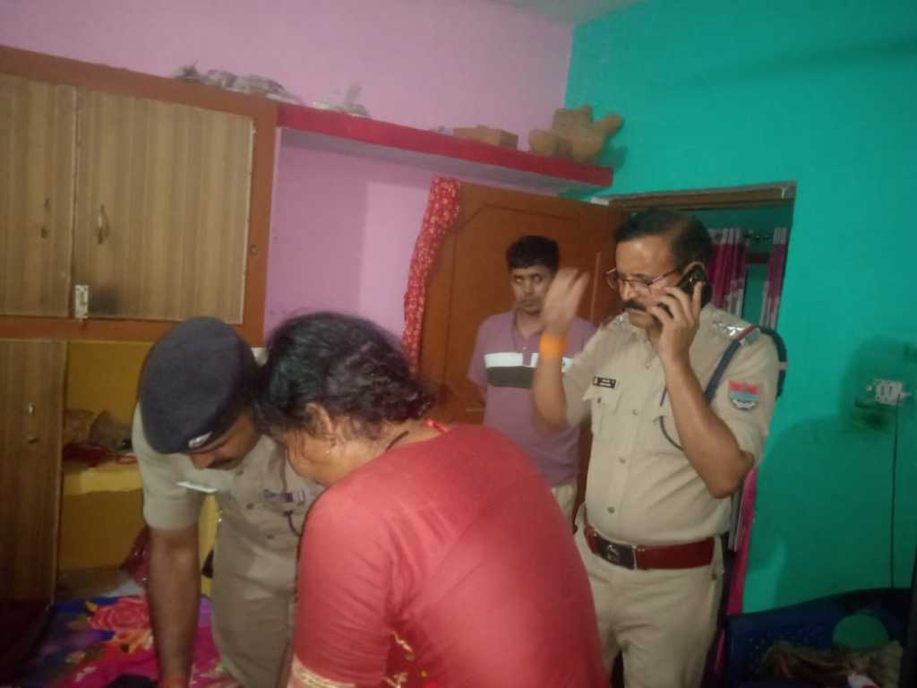 लालकुआं में दिनदहाड़े लाखों की चोरी: घर से नामकरण संस्कार में गई महिला की अनुपस्थिति में चोरों का हमला, पूरा इलाका सहमा