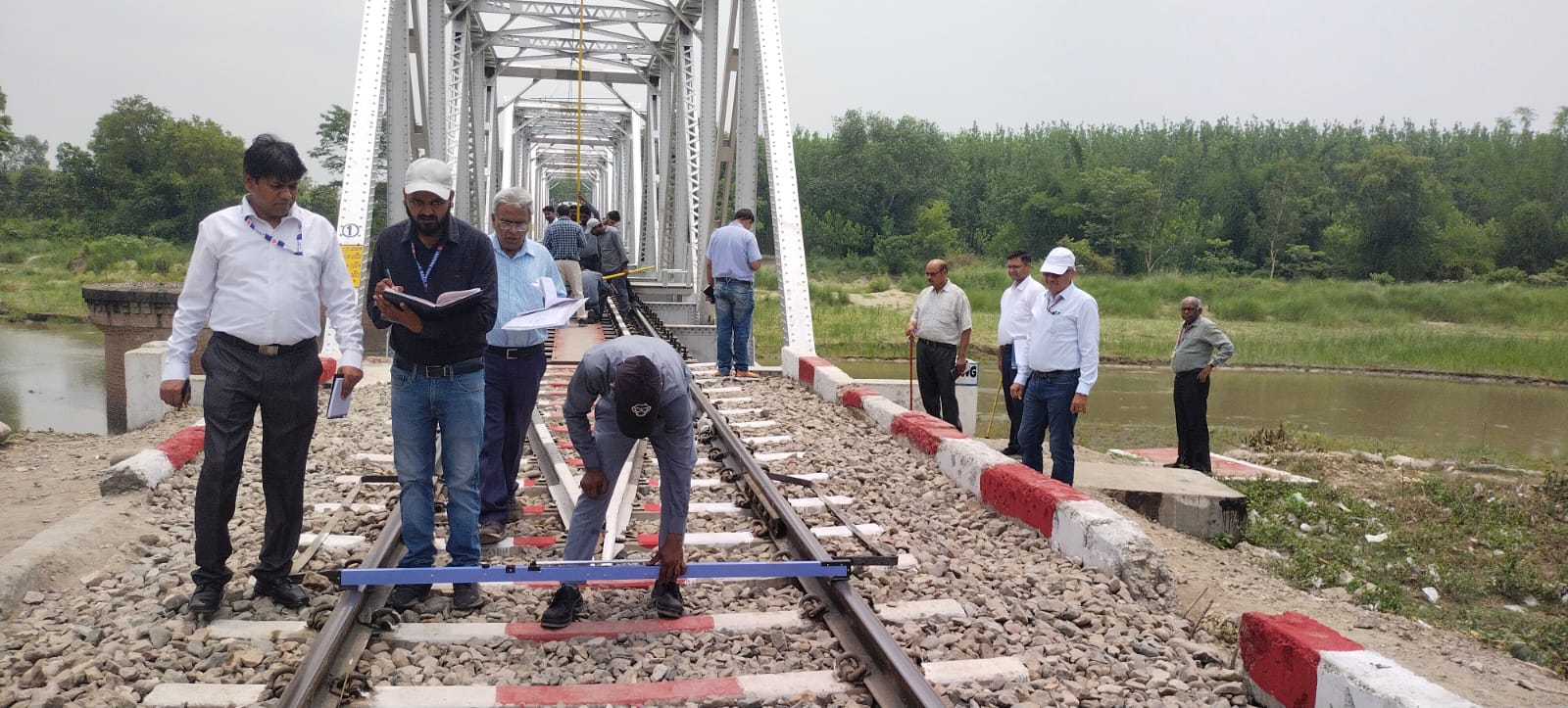 इज्जतनगर-लालकुआं रेल खंड का मेट्रो रेलवे कोलकाता की टीम ने किया संरक्षा ऑडिट