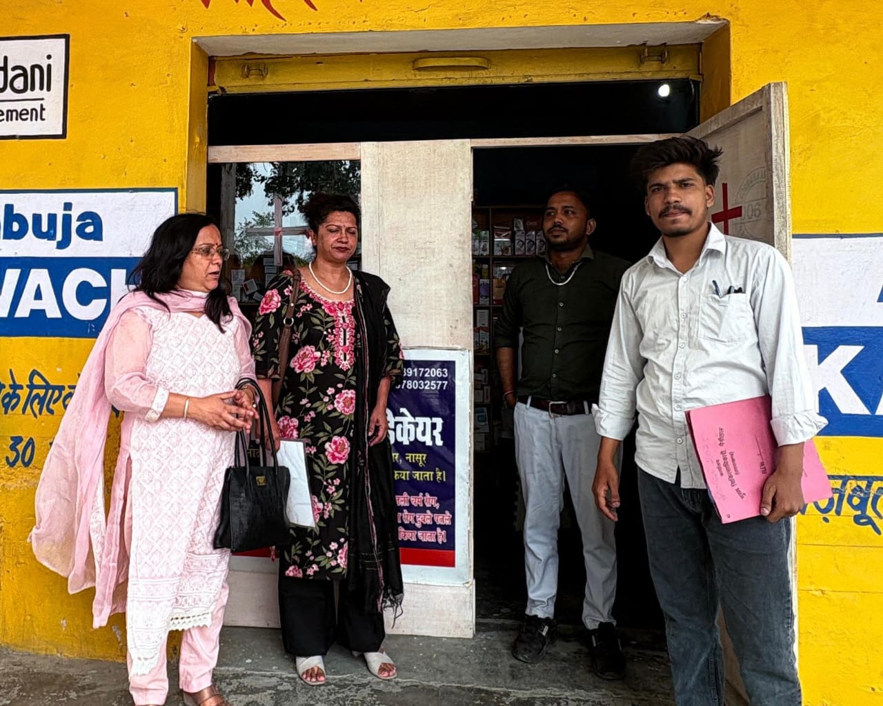 खबर का असर: कल की खबर बनी आधार, आज बिंदुखत्ता में मेडिकल स्टोर्स और क्लिनिकों पर स्वास्थ्य विभाग की छापेमारी