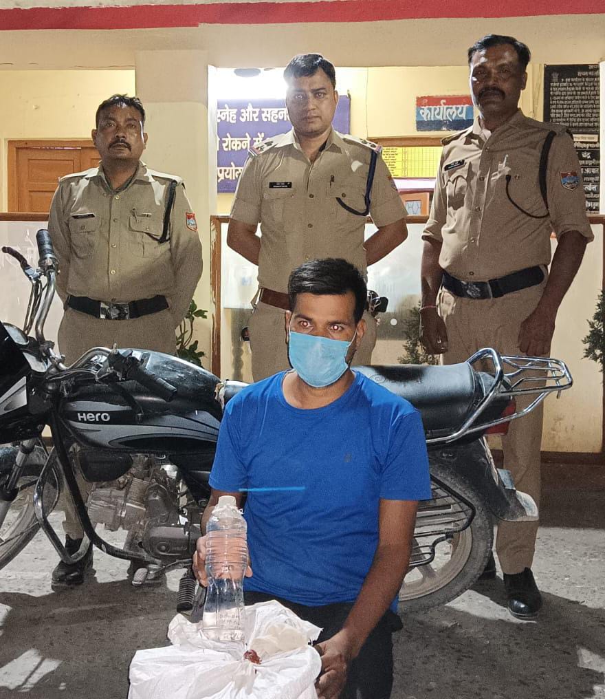 लालकुआं पुलिस ने अवैध शराब तस्कर को मोटरसाइकिल सहित गिरफ्तार किया