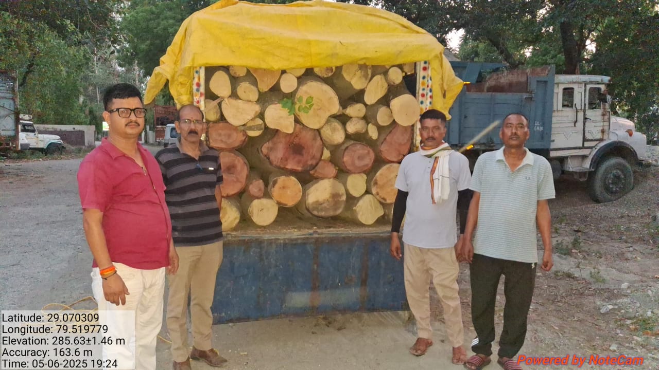 तराई पूर्वी वन प्रभाग का शिकंजा: शांतिपुरी में अवैध लकड़ी से भरी पिकअप जब्त, 21 सागौन के पेड़ कटे पाए गए