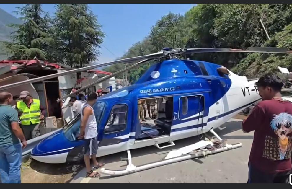 केदारनाथ राष्ट्रीय राजमार्ग पर क्रिस्टल कंपनी के हेलीकॉप्टर की इमरजेंसी लैंडिंग, पायलट को आई हल्की चोटें