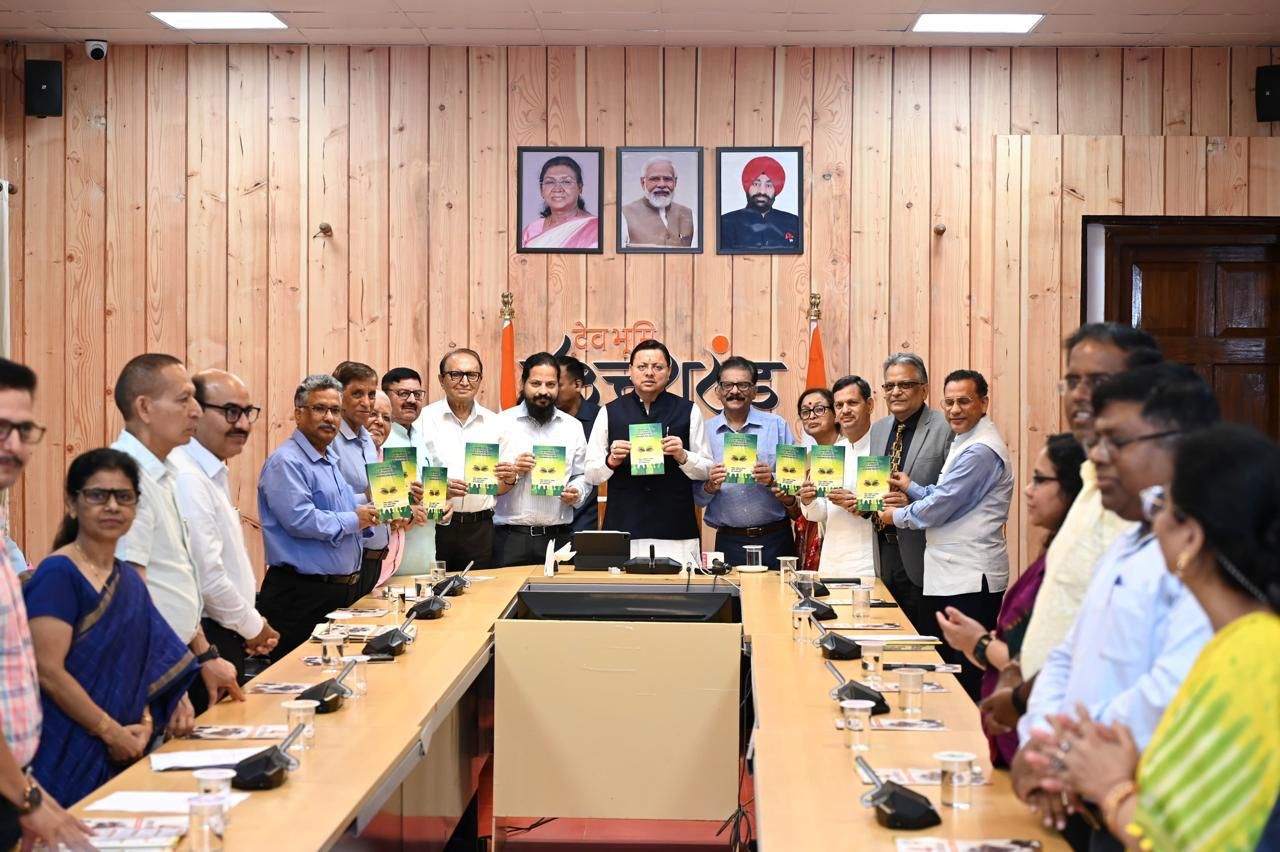 मुख्यमंत्री पुष्कर सिंह धामी ने किया “उच्च शिक्षा में छात्र कल्याण” विषयक पुस्तक का लोकार्पण