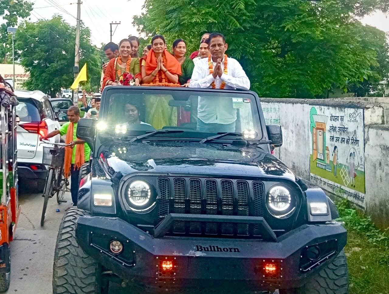 ग्राम पंचायत दीना से पूजा बिष्ट बनीं प्रधान, भारी बारिश में निकाला विजय जुलूस