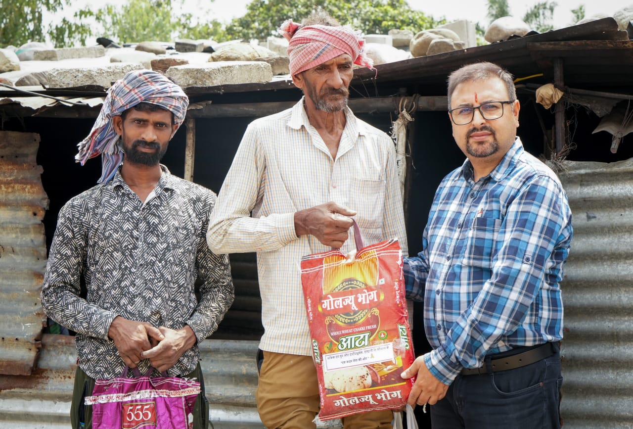 मानवीय सरोकारों को समर्पित ग्राफिक एरा: हल्द्वानी परिसर ने जरूरतमंद परिवारों को बांटी खाद्य सामग्री